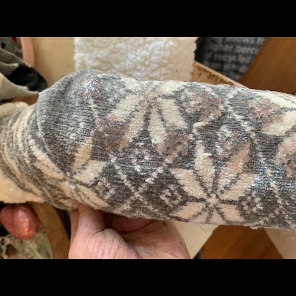 ($6 OR🍀FREE BUNDLE!😃)-Like New Cute ❄️Snowflake white gray slipper socks - Picture 3 of 5